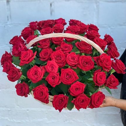 Корзинка "Моей королеве" из красных роз с доставкой в по Сергиев Посаду